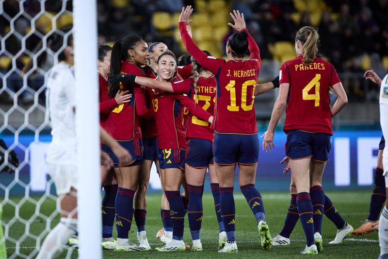 España inició con buen pie su andadura en el Mundial femenino que se disputa en Nueva Zelanda y Australia. El conjunto que dirige Jorge Vilda se impuso por 3-0 a Costa Rica en un partido marcado por el comienzo arrollador que firmó La Roja. En apenas media hora Valeria del Campo en propia portería, Aitana Bonmatí y Esther González marcaron la distancia entre ambas selecciones en un partido que no tuvo mucha más historia y que sirvió de prolegómeno para los duelos más difíciles del grupo