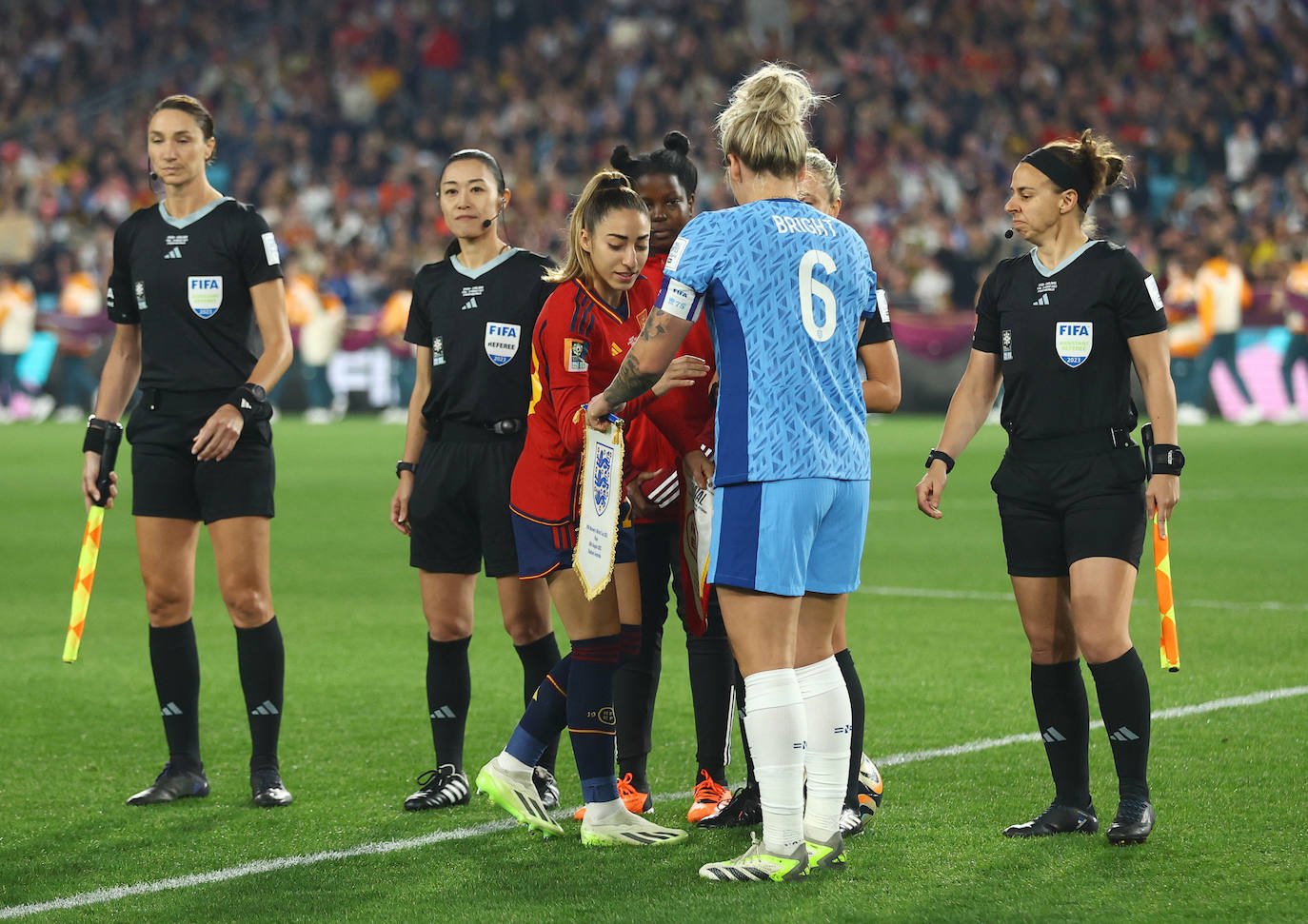 Olga Carmona y Millie Bright, capitanas de España e Inglaterra, se saludan antes del inicio del partido