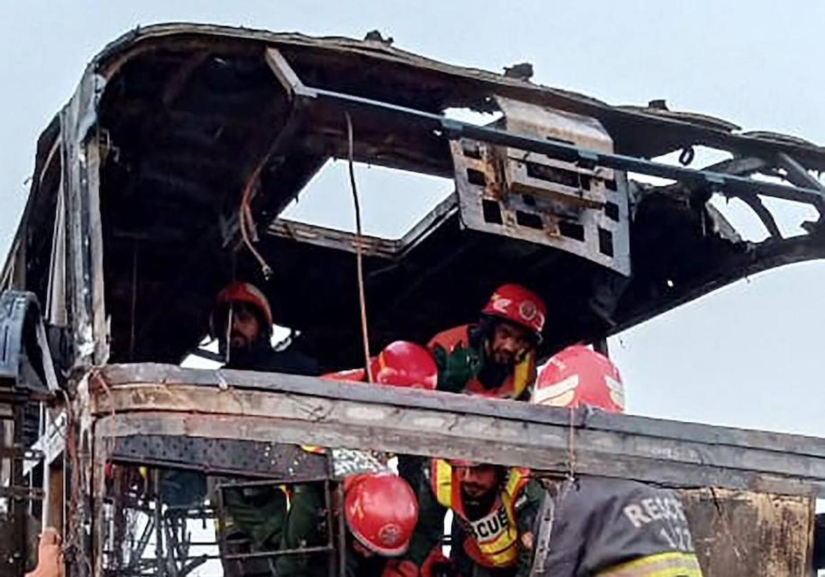 Servicios de rescate trabajan en el interior del autobús siniestrado tras chocar con un camión.