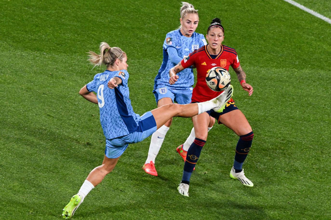 La inglesa Rachel Daly trata de superar a la española Jenni Hermoso.