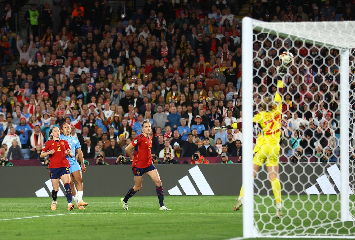 Cata Coll sacó una formidable manopla avanzada la segunda parte para impedir el empate de Inglaterra.