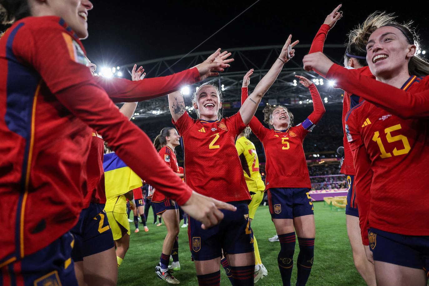 Las jugadoras de España celebran su histórica gesta al término de la final contra Inglaterra.