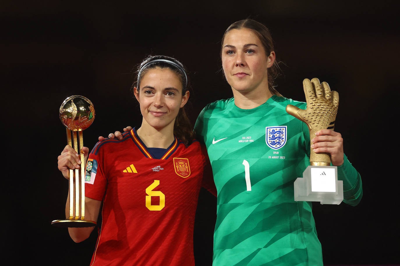 La española Aitana Bonmatí, MVP del torneo y la inglesa Mary Earps, mejor portera.