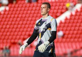 Andriy Lunin, calentando antes del partido que midió al Real Madrid con el Almería.