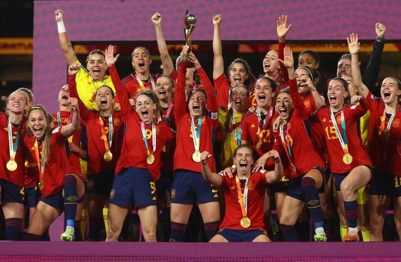 Las jugadoras de la selección española levantan el trofeo que las acredita como campeonas del mundo.