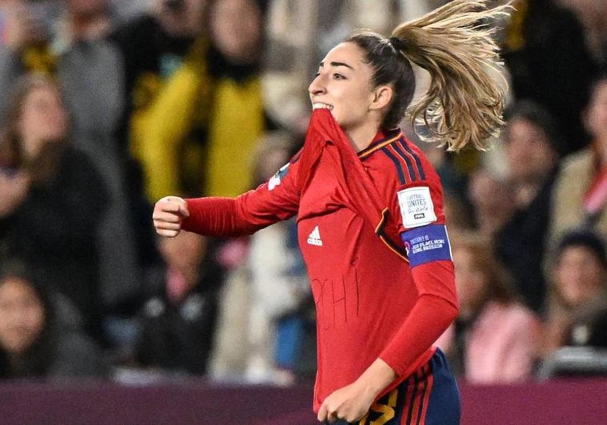 Olga Carmona celebra el gol de la victoria.