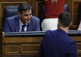 Sánchez y Rufián conversan el jueves en el Congreso.