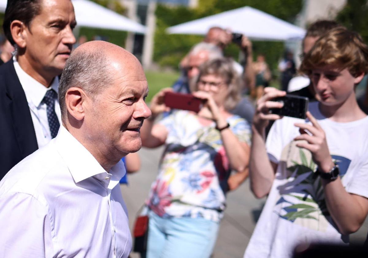 Varios ciudadanos aprovecharon la jornada para hacer fotos de cerca a Scholz.