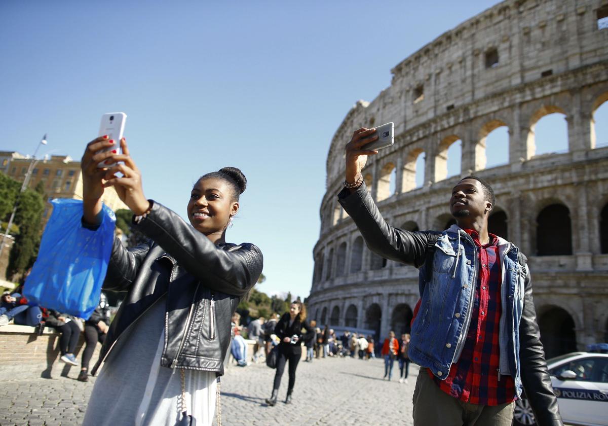 Turistas en Roma (Italia).