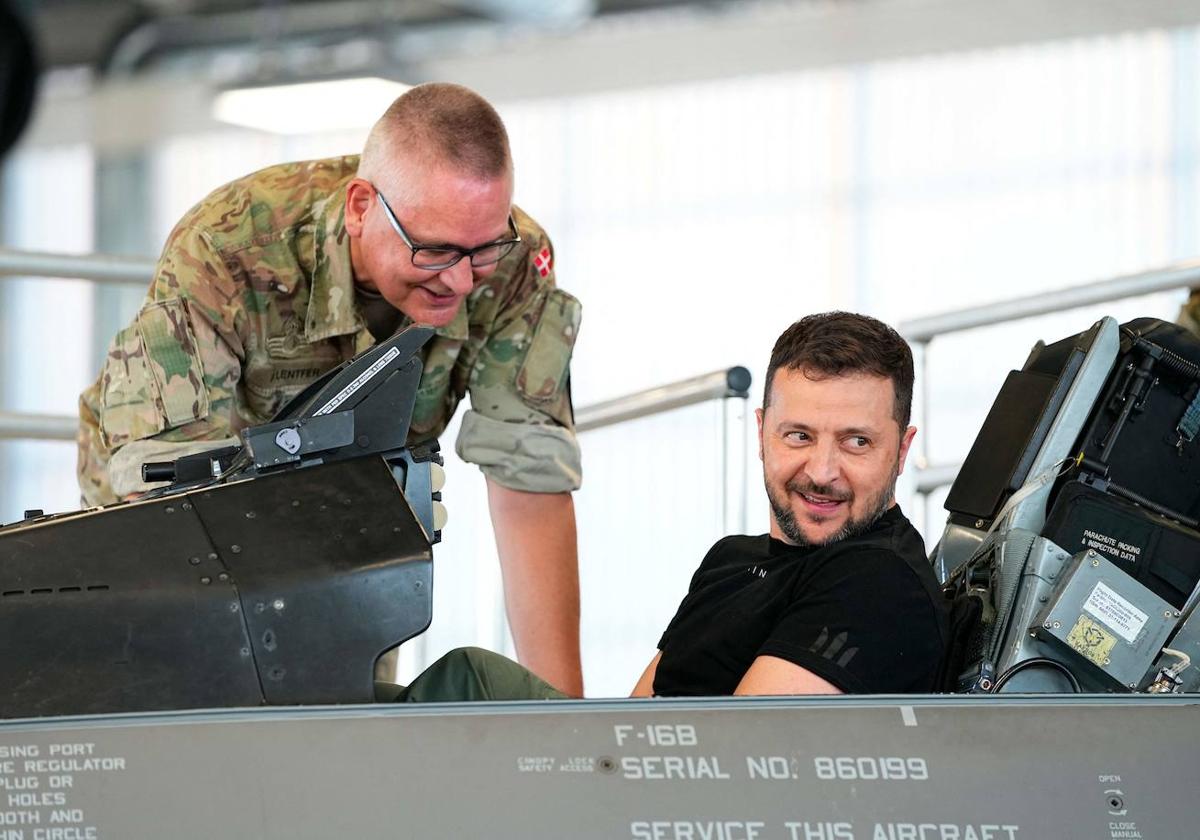 El presidente de Ucrania, Volodímir Zelenski, en un F-16 en la base aérea de Skrydstrup en Dinamarca.