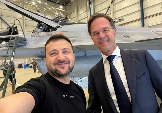 El presidente ucraniano, Volodímir Zelenski, se hizo un selfi con el primer ministro neerlandés, Mark Rutte, con un caza al fondo en la base de Eindhoven.