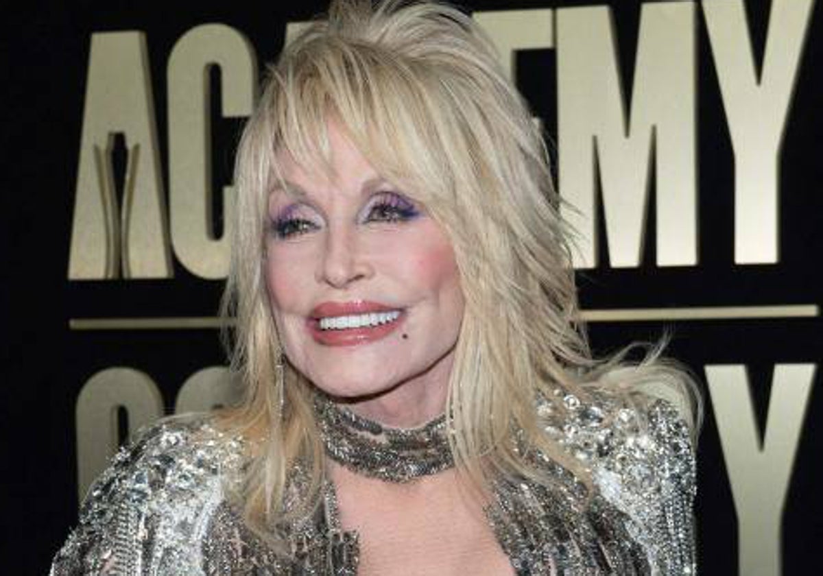 Dolly Parton la reina del country, que ha cumplido 77 años y ha grabado mas de 3.000 canciones en casi 50 discos.