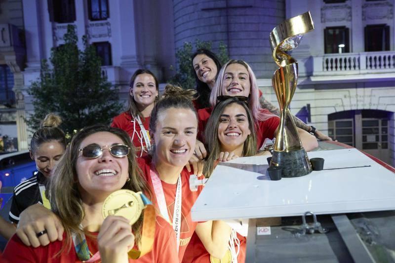 Mariona Caldentey, Laia Codina, Irene Paredes, Jenni Hermoso, Alexia Putellas y Misa Rodríguez, junto al trofeo.