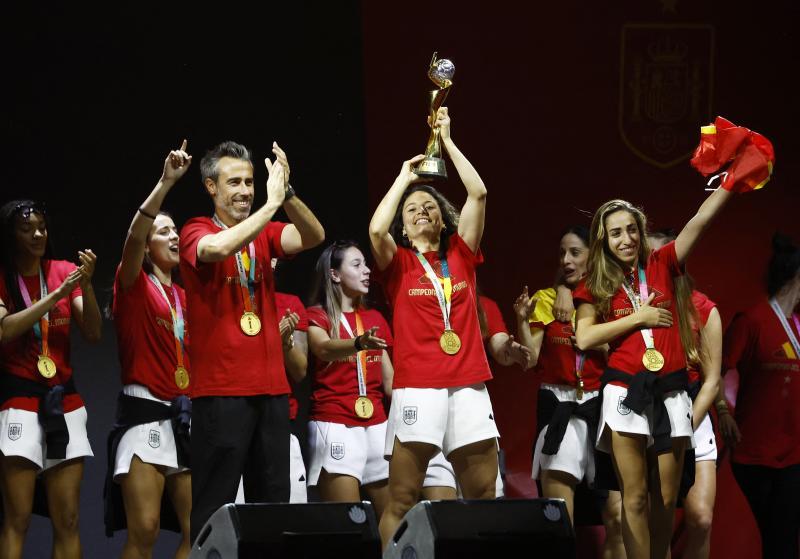 Ivana Andrés muestra el trofeo junto a Jorge Vilda y Olga Carmona.