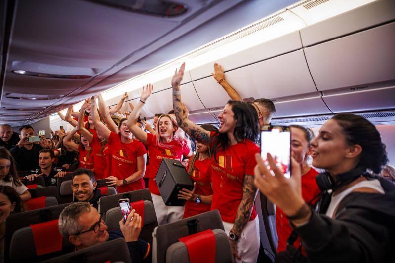 Festejos en el vuelo de vuelta a casa.