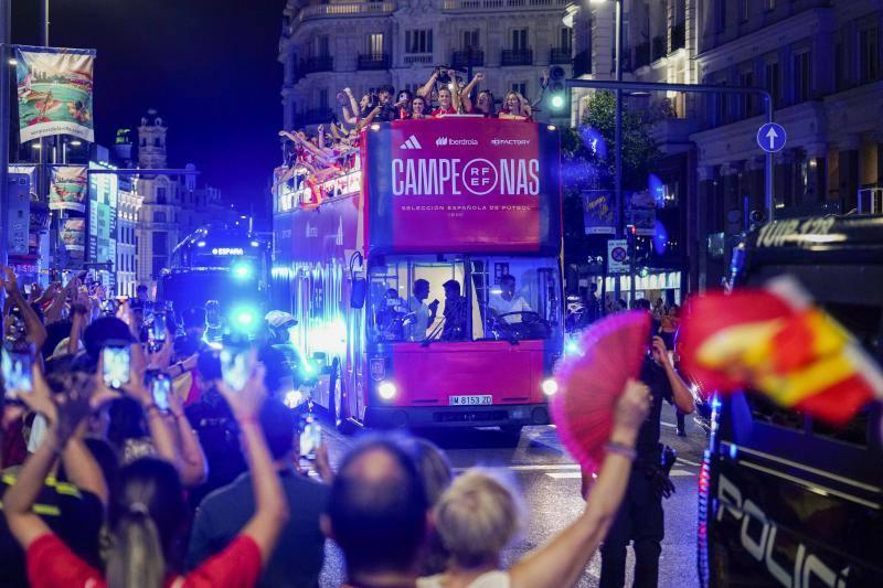 El autobús descapotable de las jugadoras, aclamadas por las calles de Madrid.