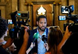 El secretario general de Vox, Ignacio Garriga, durante la rueda de prensa ofrecida este lunes