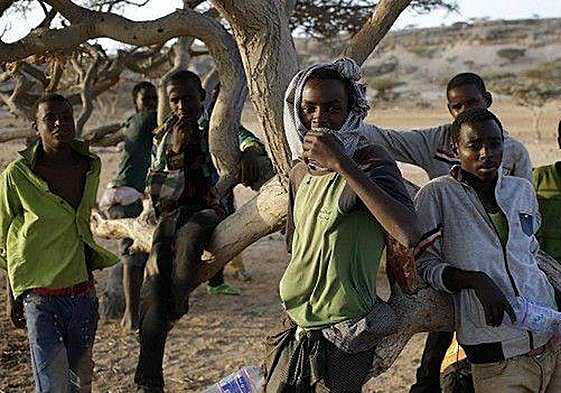 Varios migrantes africanos en el desierto.