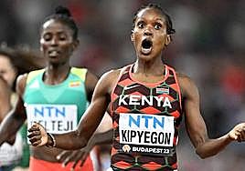 Kipyegon celebra su victoria en la final de 1500 metros.