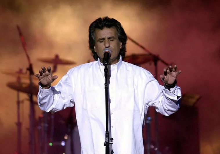 Toto Cutugno durante un concierto en Roma en 2002