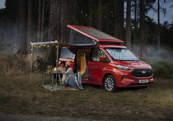 Dos campistas con la nueva Ford Nugget