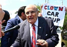 Giuliani y otros cómplices de Trump se entregan en la cárcel