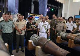 Varios asesores militares extranjeros visitan la exposición de logros de la industria de defensa de Irán en Teherán