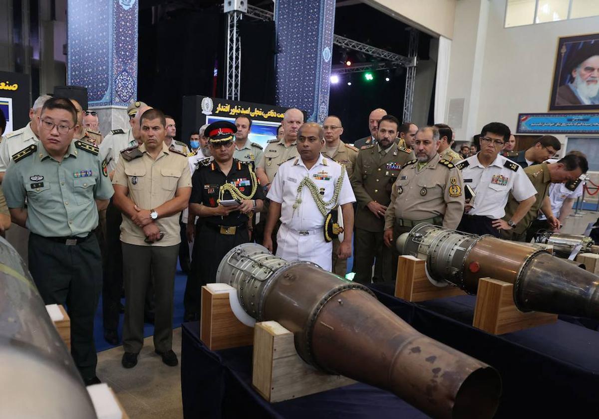 Varios asesores militares extranjeros visitan la exposición de logros de la industria de defensa de Irán en Teherán