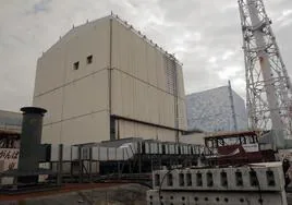 Vistas del reactor 1 y reactor 2 de la central nuclear de Fukushima, dañados durante el peor terremoto de la historia de Japón en marzo de 2011.