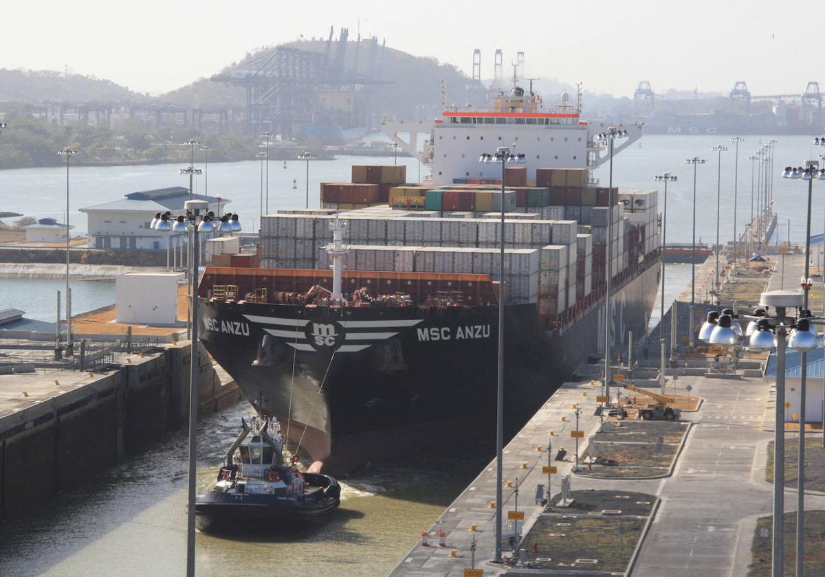 Un buque cruza el Canal de Panamá.