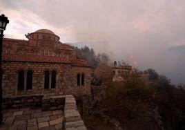 Un incendio golpea el histórico Monasterio de Osios Loukás en Grecia