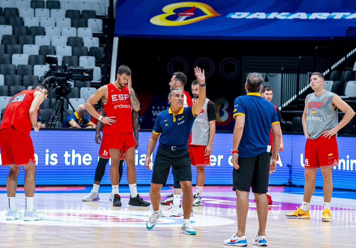 Sergio Scariolo dirige un entrenamiento de la selección española.