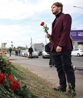 Imagen secundaria 2 - Distintos actos de homenaje a Prigozhin llevados a cabo en Rusia.