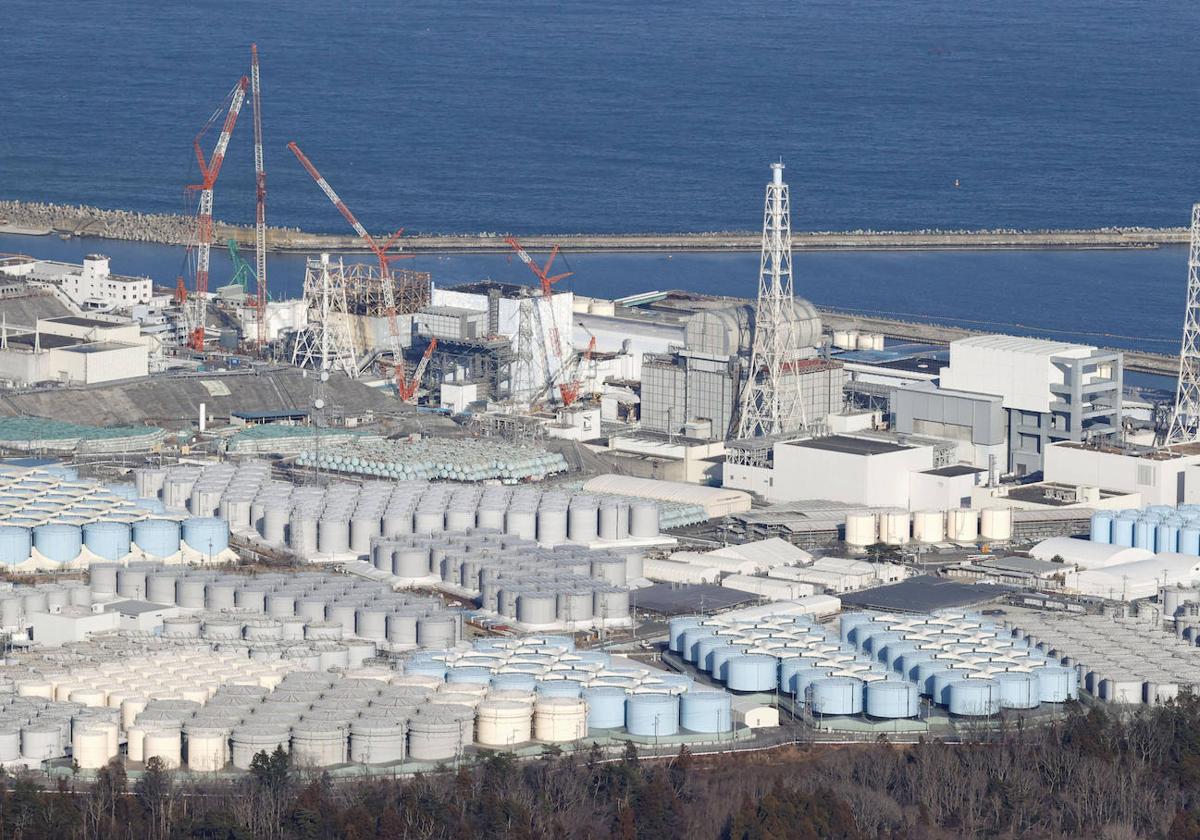 Más de mil tanques almacenan un millón de toneladas de agua radiactiva en Fukushima.