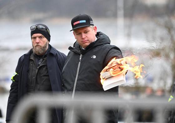 El líder de la extrema derecha danesa, Rasmus Paludan, prende fuego a una copia del Corán.