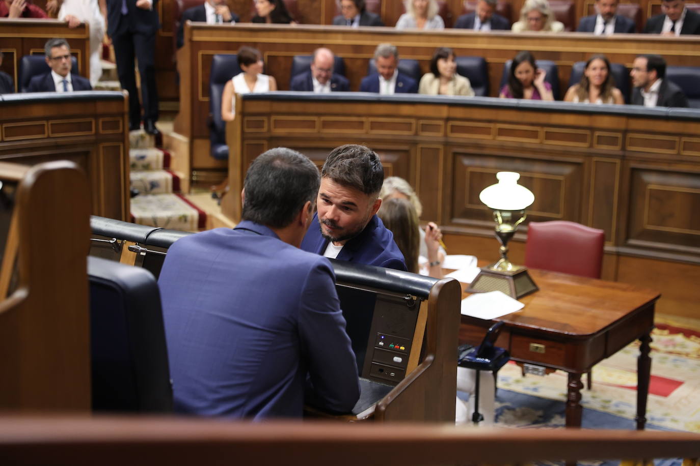 El portavoz de ERC, Gabriel Rufián, conversa con Pedro Sánchez en el Congreso.