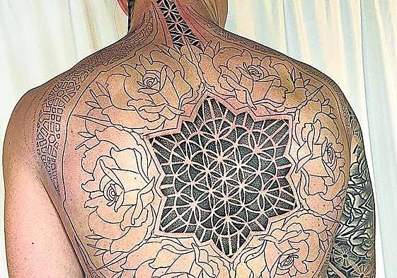 El 'influencer' Alex Brookin muestra el tatuaje que se trajo de Rennes.