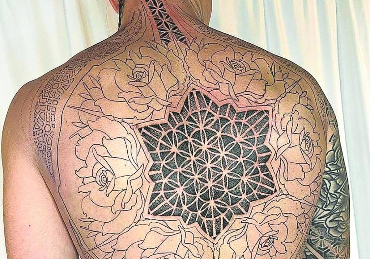 El 'influencer' Alex Brookin muestra el tatuaje que se trajo de Rennes.