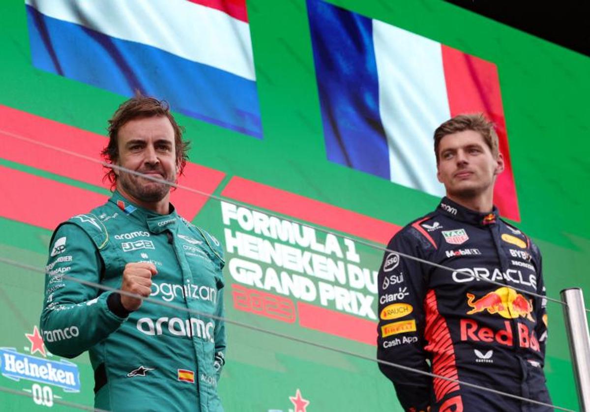 Fernando Alonso y Max Vertappen, en el podio del GP de Países Bajos.