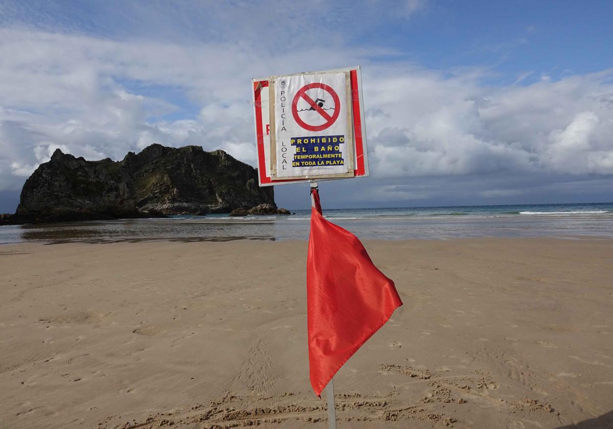 Playa con bandera roja.