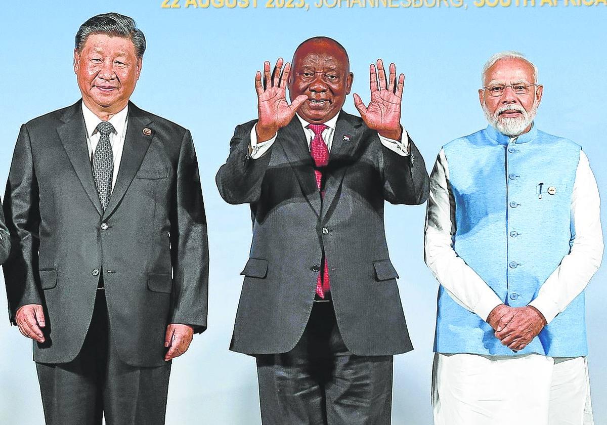 Los mandatarios de China, Sudáfrica e India, durante la cumbre celebrada el martes en Johannesburgo.