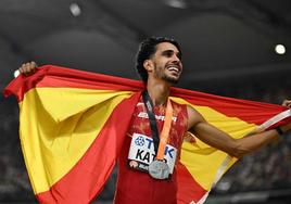 Mo Katir celebra su medalla de plata tras la carrera.