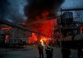 Servicios de emergencia en la fábrica de aceite destruida por un ataque ruso en la región de Poltava.