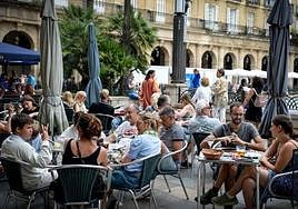 Terrazas en la plaza Nueva de Bilbao.