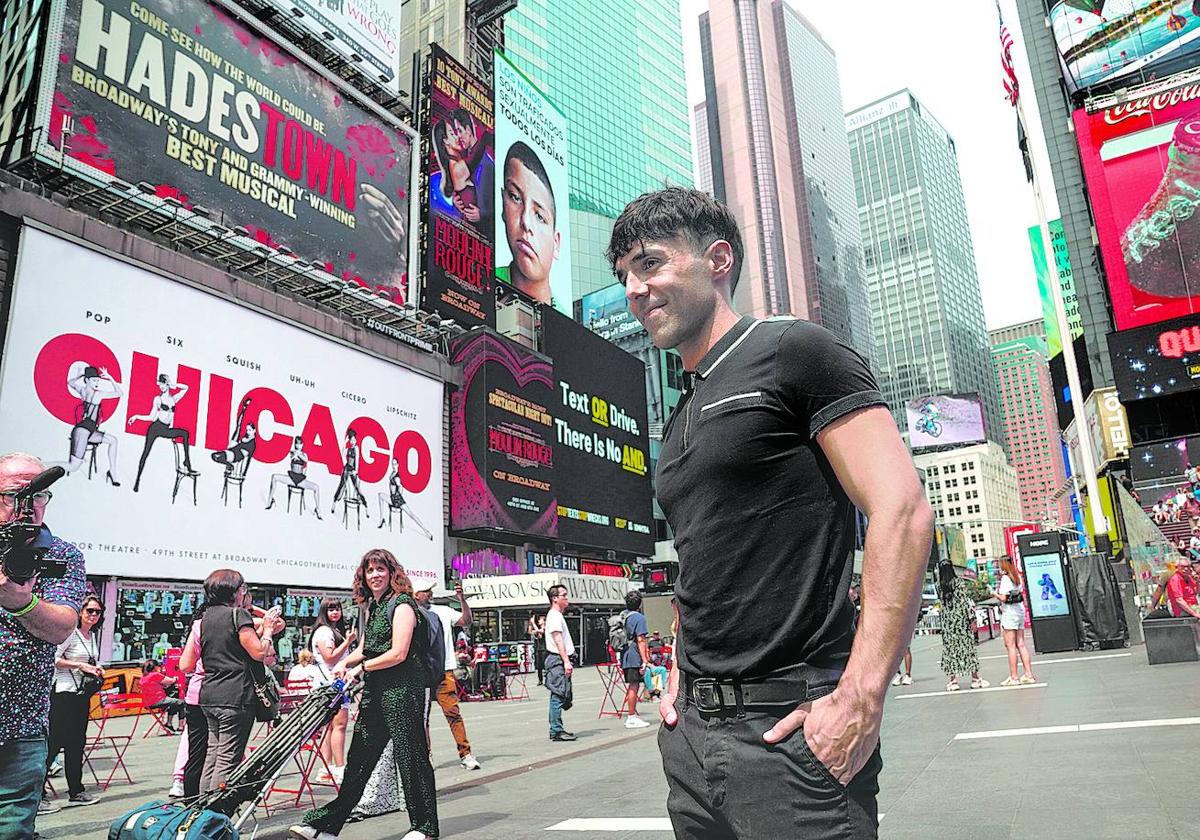 Antonio Díaz, el Mago Pop, fotografiado en Times Square