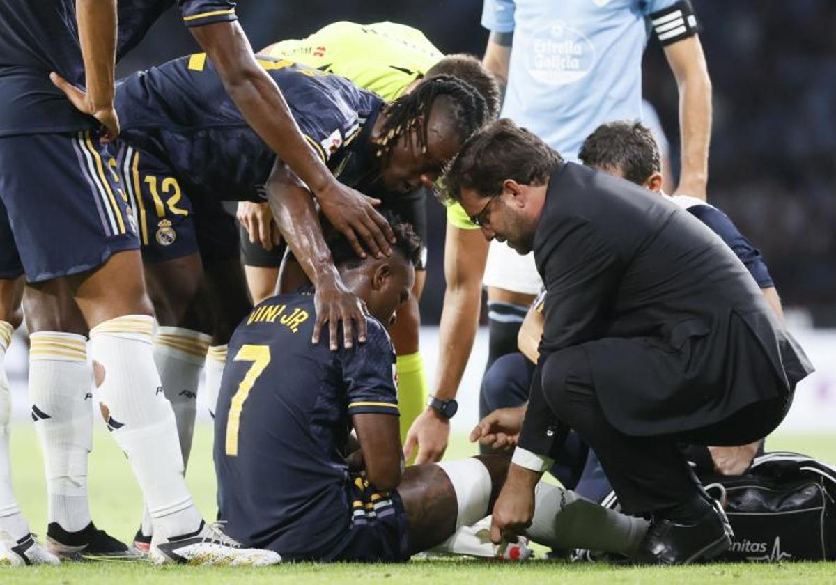 Vinicius, atendido por sus compañeros y los médicos del Real Madrid en Balaídos.