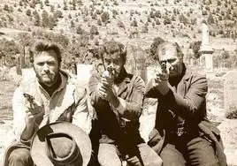 Clint Eastwood, Eli Wallach y Lee Van Cleef (El bueno, el feo y el malo), en un descanso de la película en Sad Hill, el cementerio ficticio que Sergio Leone levantó en Burgos para la película.