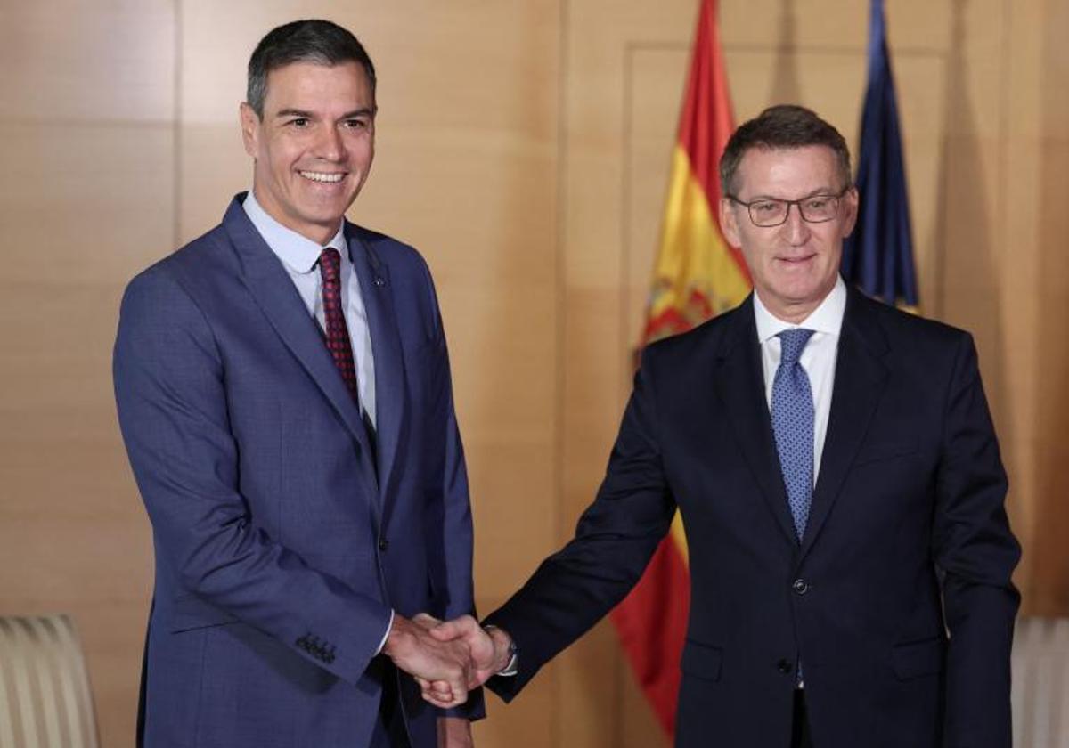 Pedro Sánchez y Alberto Núñez Feijóo, esta mañana en el Congreso al inicio de la reunión