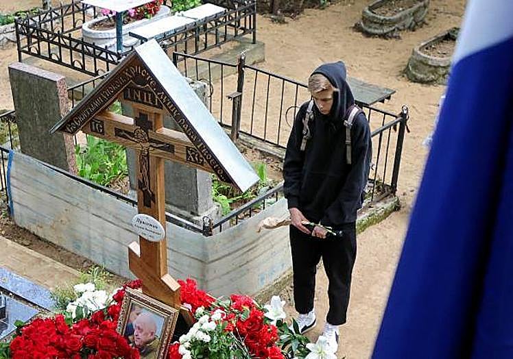 Imagen principal - Varios momentos de la peregrinación ante la tumba de Prigozhin