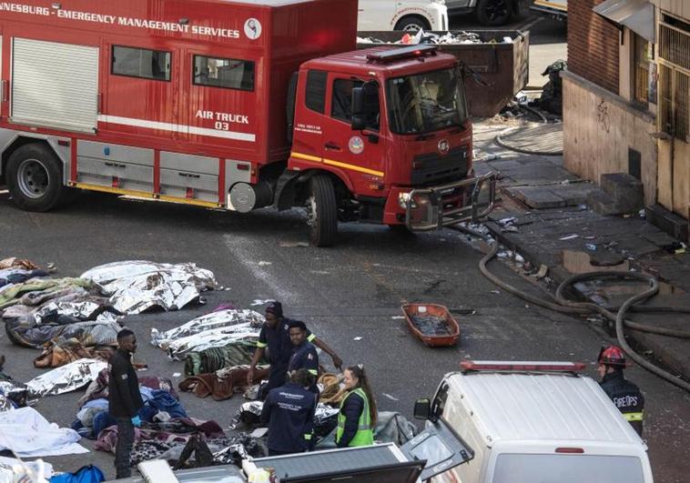 Un incendio en un edificio ocupado en Sudáfrica provoca más de 70 muertos
